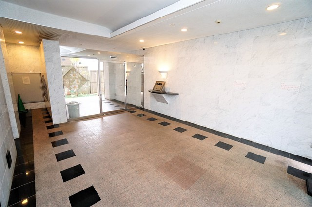 調布市国領町１丁目の賃貸マンションのエントランス