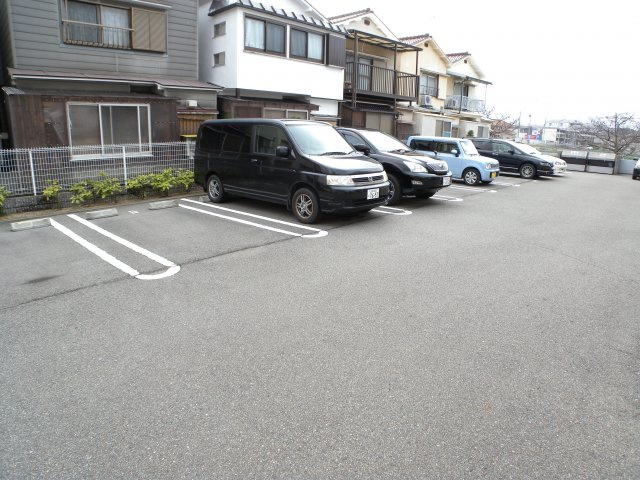 サワーパルシェの駐車場