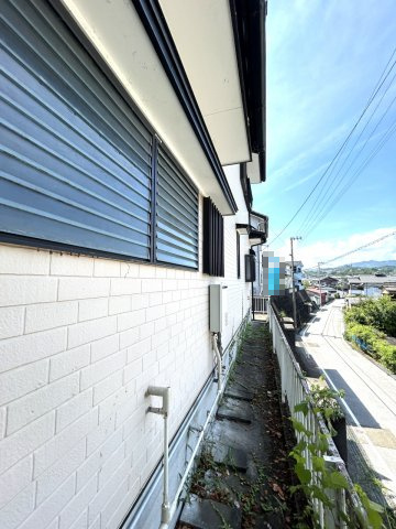 高知市朝倉乙　中古戸建ての前面道路含む現地写真