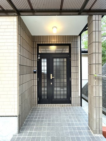 高知市朝倉乙　中古戸建ての玄関