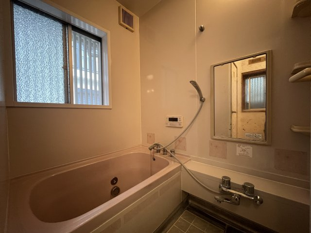貝塚市海塚2丁目　中古戸建の浴室|一日に疲れを癒す場所。
窓があるため換気もラクラクです。