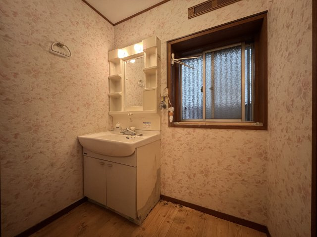 貝塚市海塚2丁目　中古戸建の独立洗面台|朝の身支度には欠かせない独立洗面化粧台です。
窓があるため換気もラクラクです。