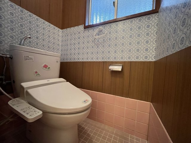 貝塚市海塚2丁目　中古戸建のトイレ|節水型でエコなトイレには、今では当たり前のウォシュレット付き◎
便座を温める機能もついてます。