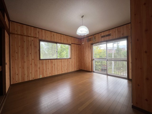 貝塚市海塚2丁目　中古戸建の洋室|【洋室7帖】
2面からたっぷりと陽光が注がれる明るい空間。
ウッド調のお部屋です。