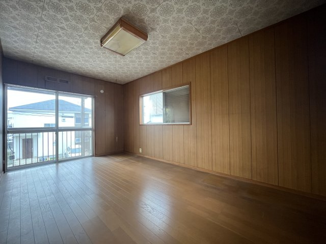 貝塚市海塚2丁目　中古戸建の洋室|【洋室7.5帖】
3面からたっぷりと陽光が注がれる明るい空間。