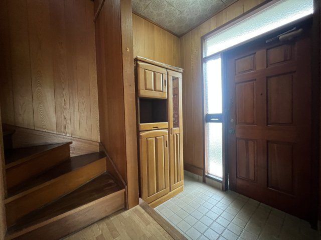 貝塚市海塚2丁目　中古戸建の玄関|ゆったりとした玄関スペースです。