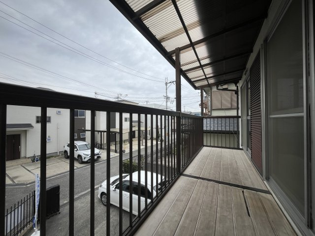 貝塚市海塚2丁目　中古戸建のバルコニー|屋根付きで雨の日も安心です。
布団などの大きいサイズもストレスなく干せますね。