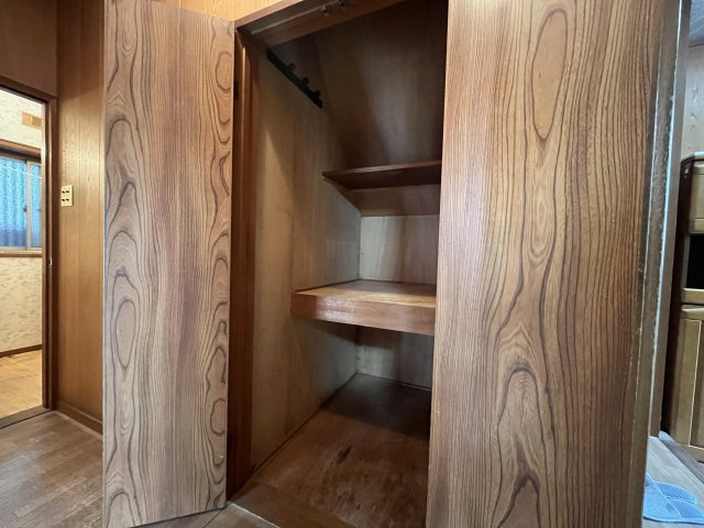 貝塚市海塚2丁目　中古戸建の収納|デッドスペースになりがちな階段下は収納となっており奥行きが広く荷物の収納が可能です。