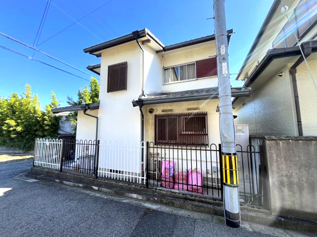 貝塚市海塚2丁目　中古戸建の外観|3方向道路の角家のため通風・採光良好です。
新築用地としてもご検討可能です。