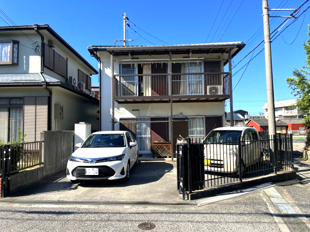 貝塚市海塚2丁目　中古戸建の外観|3方向道路の角家のため通風・採光良好です。
駐車2台可能。
新築用地としてもご検討可能です。