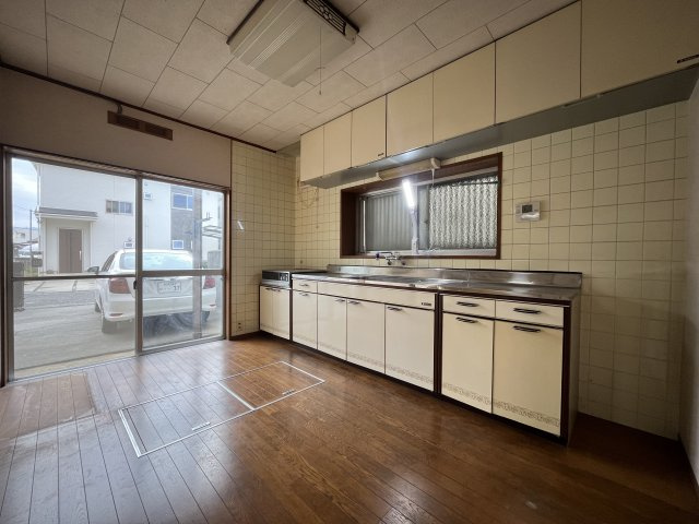 貝塚市海塚2丁目　中古戸建の居間・リビング|ご家族みんなで長い時間を過ごす開放感のあるリビングに光と風を呼び込みます。
ウッド調のフローリング◎