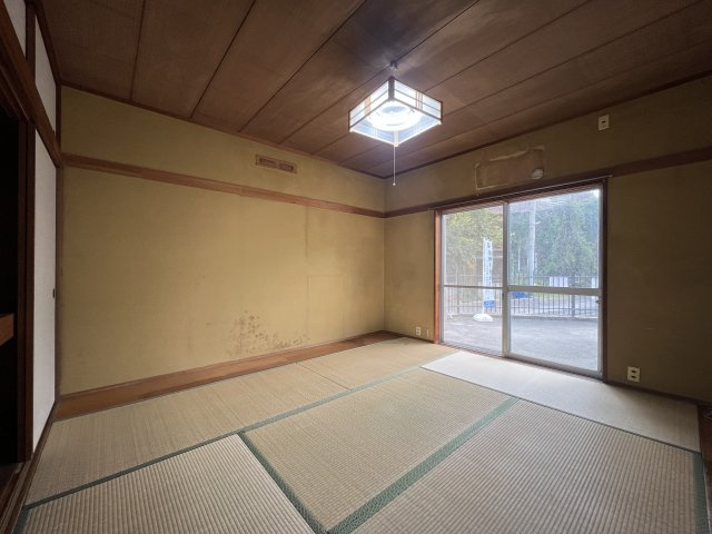 貝塚市海塚2丁目　中古戸建の和室|【1階和室6帖】
たっぷりと陽光が注がれる明るい空間。
玄関に近く客間としてもご利用いただけます。