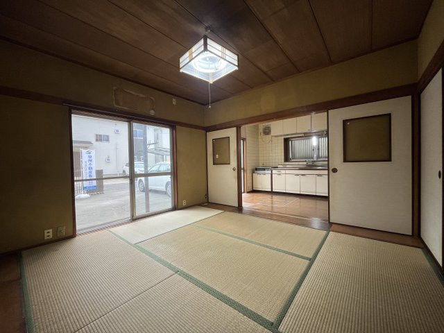 貝塚市海塚2丁目　中古戸建の居間・リビング|リビングと和室は隣接しております。
扉を開けると広い空間でスッキリとします。