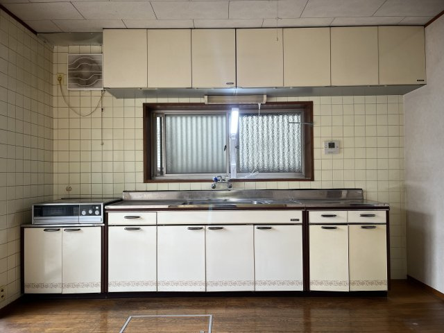 貝塚市海塚2丁目　中古戸建のキッチン|幅の広いゆったりサイズのキッチンでストレスなく料理ができます。
料理好きの方も嬉しいサイズです。