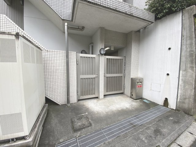 オーキッドレジデンス浦和のその他共用部分|駐輪場、外部階段入口、ホテル帖です。