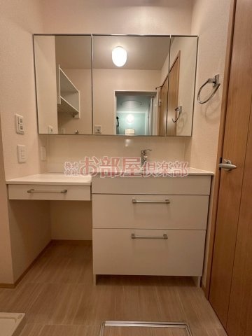 グランピエール瀬戸口の洗面所|明るい洗面所です