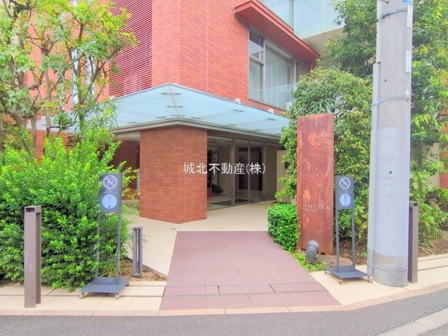 イニシア中野のエントランス