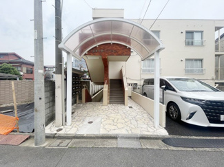 【エントランス】 | お客様を、そして住人を出迎えてくれるマンションのエントランス。ゴミが落ちていないことからも、管理状態の良さや住民の節度の高さが見て取れます。～即日のご見学可能～　お問合せはお気軽にどうぞ。
