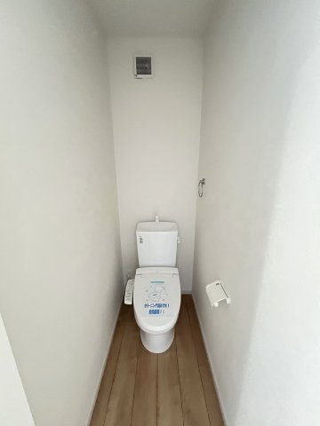 【内装】 | 福岡市博多区浦田2丁目1期　1号棟（全1棟）【仲介手数料無料・0円】 | 施工例。2階にもトイレです。施工例は完成時と異なる場合があります。