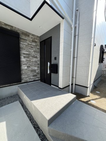 【玄関】 | 福岡市博多区浦田2丁目1期　1号棟（全1棟）【仲介手数料無料・0円】 | 施工例。施工例は完成時と異なる場合があります。