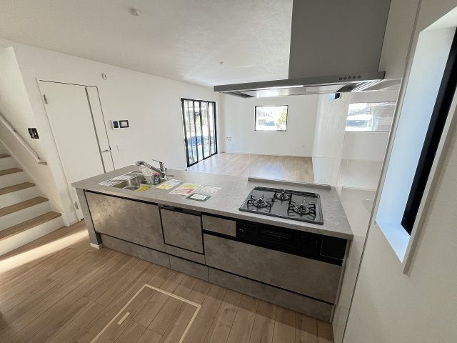 【キッチン】 | 福岡市博多区浦田2丁目1期　1号棟（全1棟）【仲介手数料無料・0円】 | 施工例。施工例は完成時と異なる場合があります。
