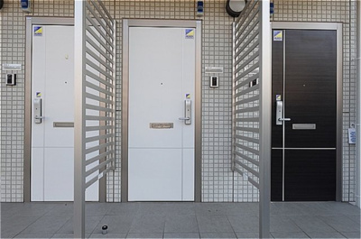 【玄関】 | ラ･ルーチェ | 玄関前