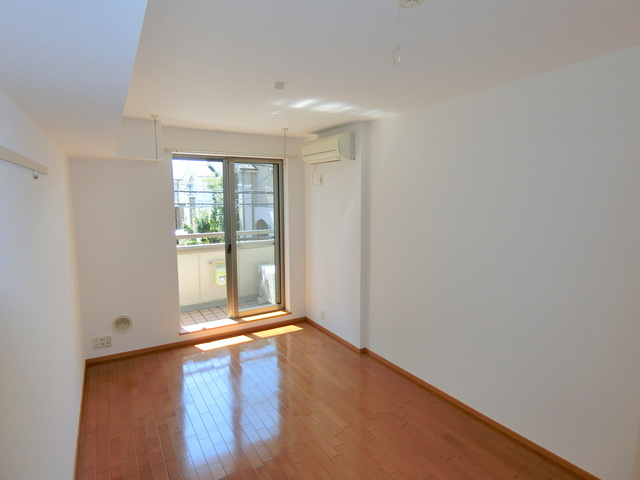 エメラルドハイツ永福の居間・リビング|南向き・明るい洋室7.1帖