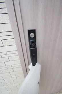 【防犯設備】 | 【仲介手数料無料！！】稲城市平尾2丁目　新築戸建て（全13棟）6号棟　4980万円 | 玄関扉はカードキー対応