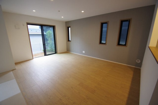 【居間・リビング】 | 【仲介手数料無料！！】稲城市平尾2丁目　新築戸建て（全13棟）6号棟　4980万円 | LDK16.6帖