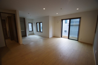 【居間・リビング】 | 【仲介手数料無料！！】稲城市平尾2丁目　新築戸建て（全13棟）6号棟　4980万円