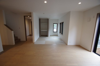 【居間・リビング】 | 【仲介手数料無料！！】稲城市平尾2丁目　新築戸建て（全13棟）6号棟　4980万円