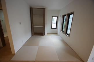 【和室】 | 【仲介手数料無料！！】稲城市平尾2丁目　新築戸建て（全13棟）6号棟　4980万円 | 和室（畳コーナー）5.2帖