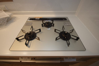 【キッチン】 | 【仲介手数料無料！！】稲城市平尾2丁目　新築戸建て（全13棟）6号棟　4980万円 | ガラストップコンロ