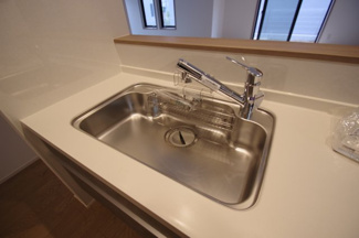 【キッチン】 | 【仲介手数料無料！！】稲城市平尾2丁目　新築戸建て（全13棟）6号棟　4980万円 | 浄水器付き水栓