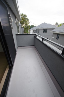 【バルコニー】 | 【仲介手数料無料！！】稲城市平尾2丁目　新築戸建て（全13棟）6号棟　4980万円 | 南面ワイドバルコニー