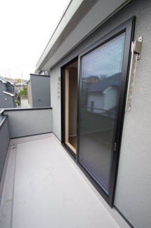 【バルコニー】 | 【仲介手数料無料！！】稲城市平尾2丁目　新築戸建て（全13棟）6号棟　4980万円 | 物干し、網戸付き