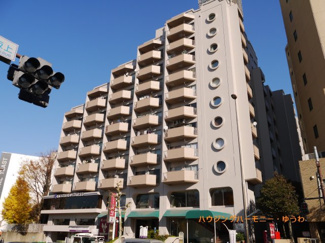 【外観】 | 開放感ある立地。SRC造の重厚感ある建物です。