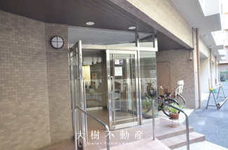 【エントランス】 | 安心のオートロックシステム　不在時にたすかります　宅配ロッカー