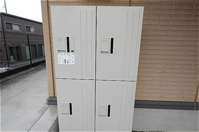 【その他共用部分】 | ヴェルデ･ナチュールⅢ | 西側階段下に宅配ボックスが設置されています