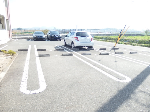 シャルマン郷東の駐車場