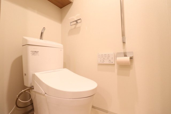 【トイレ】 | 【トイレ】バリアフリーにも対応しているお手洗い◎上部棚付き！