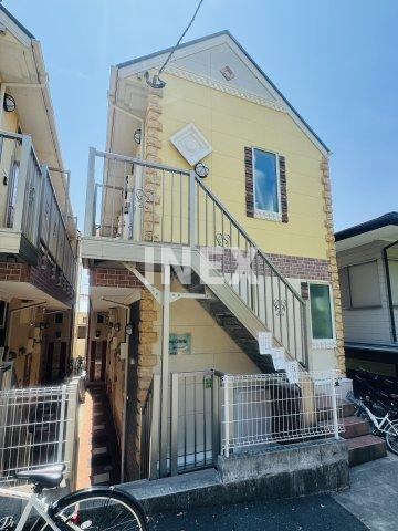 横浜市鶴見区朝日町１丁目のアパートのエントランス