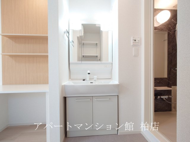 キーファー・リーフの独立洗面台|同施工会社、同型タイプです