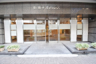 【エントランス】 | お客様を、そして住人を出迎えてくれるマンションのエントランス。ゴミが落ちていないことからも、管理状態の良さや住民の節度の高さが見て取れます。～即日のご見学可能～　お問合せはお気軽にどうぞ。
