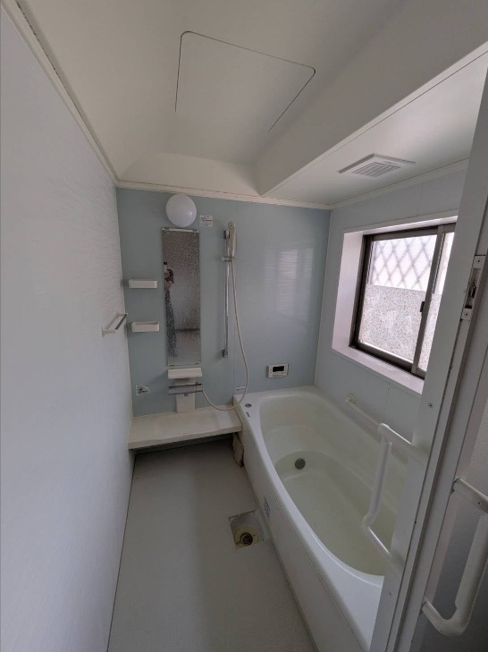 【中古戸建】高崎市新町の浴室|■浴室｜足を伸ばしてゆったりと入浴ができる1坪タイプのバスルームです♪備え付けの棚には家族一人一人のシャンプーを分けて置くことができます♪バスルームをいつもすっきりと使えますね♪