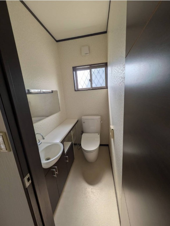 【中古戸建】高崎市新町のトイレ|■トイレ｜1階と2階にトイレがございます♪壁には小物を置けるスペースがあるのでトイレットペーパーのストックを置いておくのにも便利です♪写真などを飾ってもおしゃれですね♪
