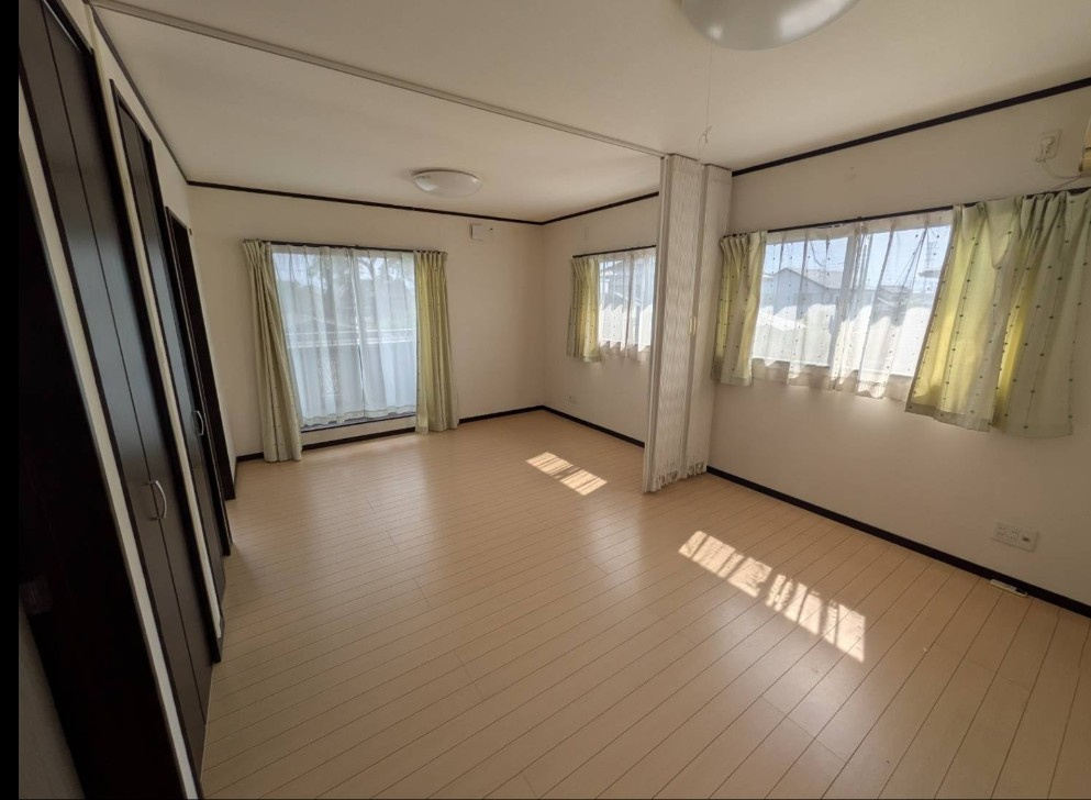 【中古戸建】高崎市新町の洋室|■2階洋室｜ナチュラルカラーの床です。模様替えなどとても楽しく工夫できます♪陽当たり、風通しもとても良いので毎日快適な生活スタートです！子供部屋にも良いですね♪