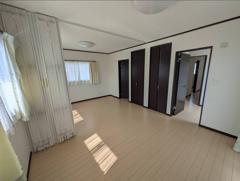 【中古戸建】高崎市新町の洋室|■2階洋室｜2階各居室には収納をご用意しています♪常にお部屋を綺麗に保てます！小さなお子様も自然とお片付けができるようになるのでうれしいですよね！