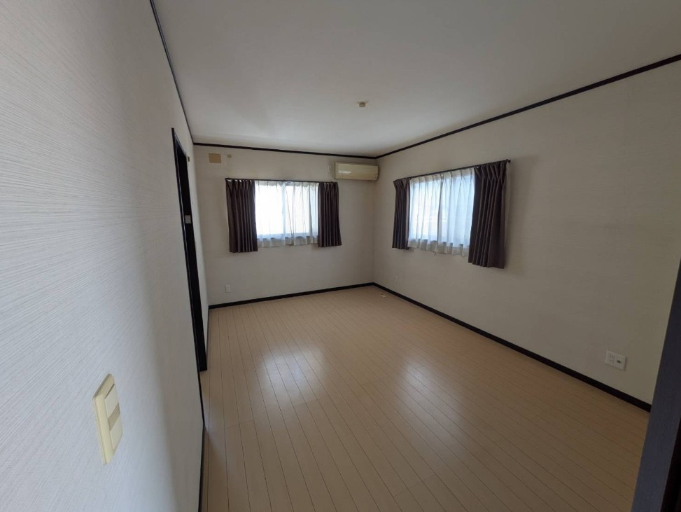 【中古戸建】高崎市新町の洋室|■2階洋室｜2面採光で明るい2階の洋室。全部屋フローリングなので、お掃除がしやすいです♪大きな収納もあって嬉しい！