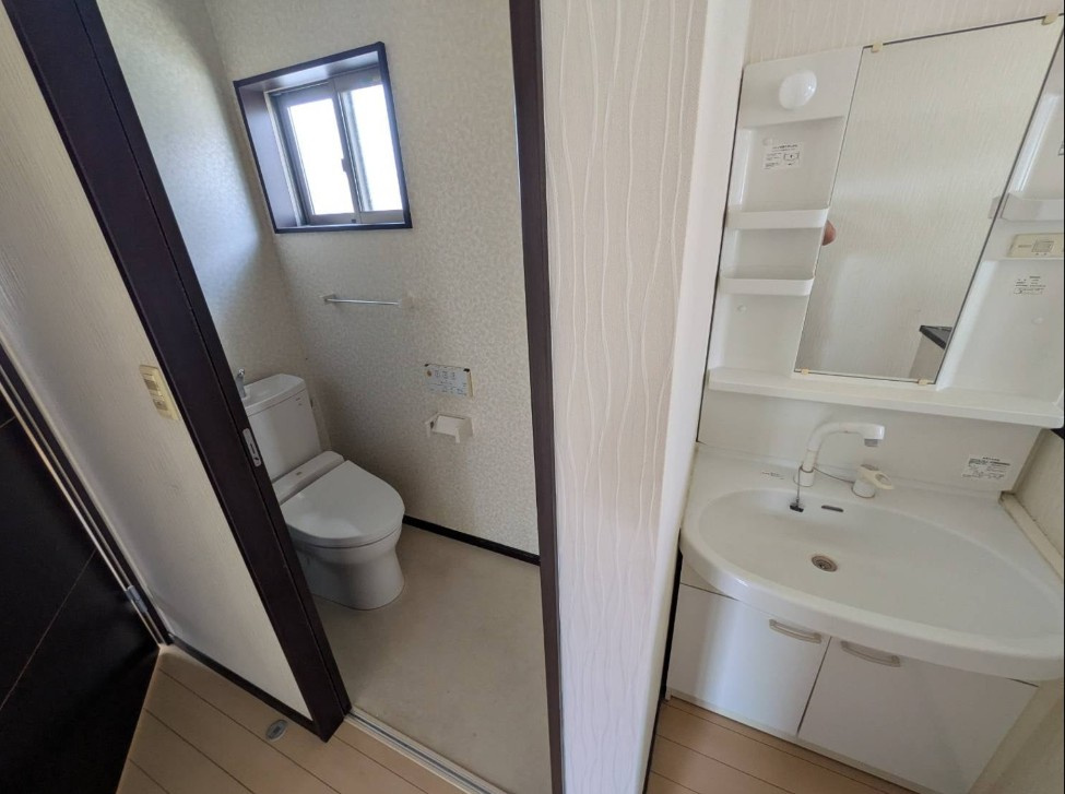 【中古戸建】高崎市新町の独立洗面台|■洗面室＆トイレ｜2階にもトイレ＆洗面化粧台がついています♪